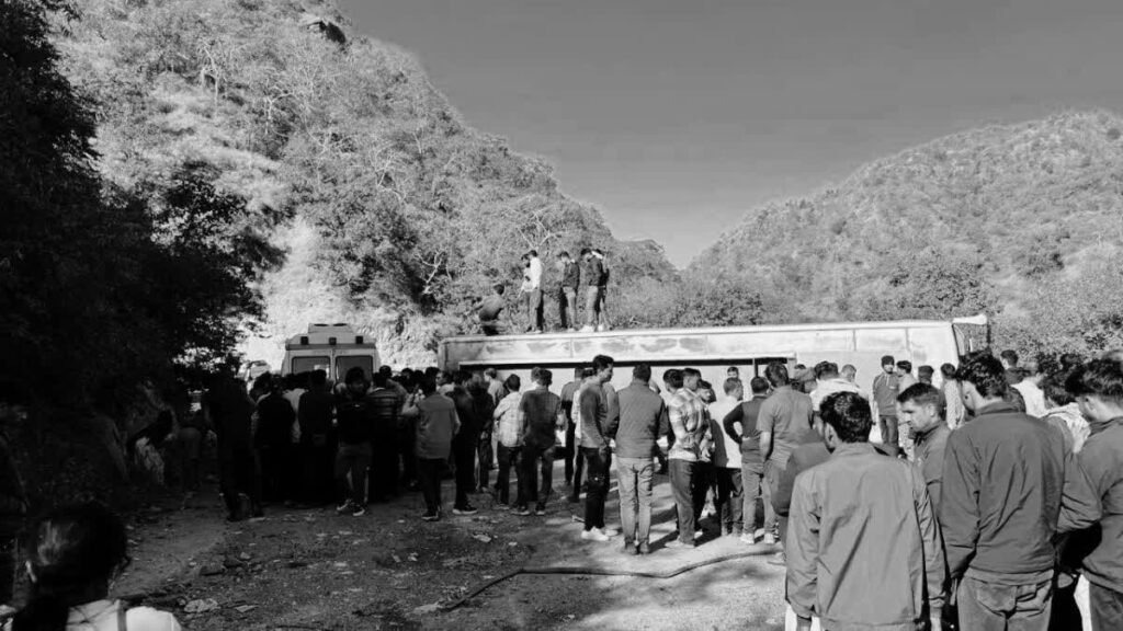 जयपुर08दिसम्बर24*राजसमंद में पिकनिक मनाने जा रहे स्कूली बच्चों की बस पलटी, 3 की मौत, कई घायल*