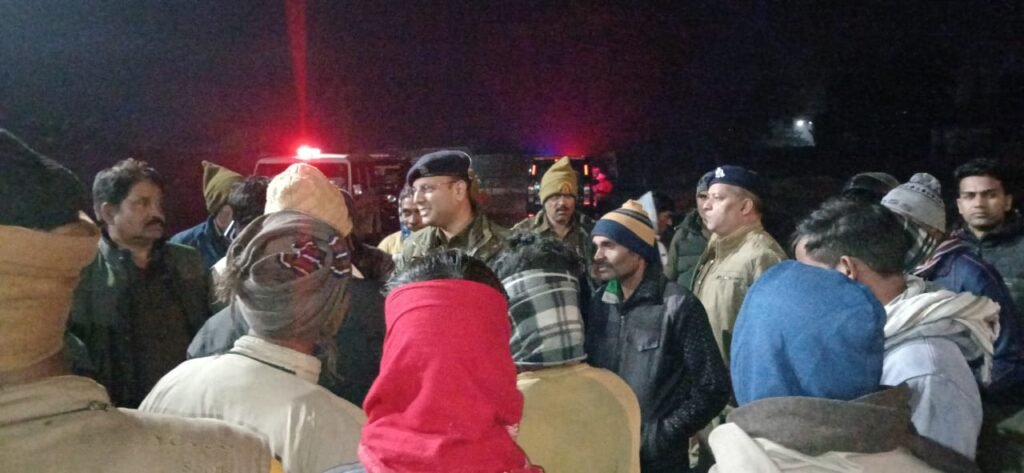 अयोध्या20दिसम्बर24*पीड़ित किसान की पत्नी की तहरीर पर पुलिस ने पाँच अज्ञात लोगों के विरुद्ध मुकदमा दर्ज किया है।