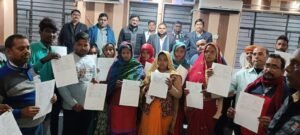 अयोध्या20दिसम्बर24*सुशासन सेवा सप्ताह के अंतर्गत समाज सेवी ने किया राशन कार्ड व कंबल वितरण