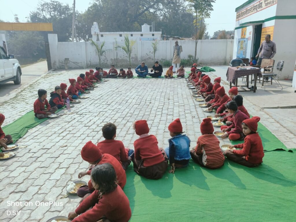 कौशांबी21दिसम्बर24*डीपीआरओ ने चेक किया प्राथमिक विद्यालय के भोजन और शिक्षा की गुणवत्ता*