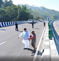 देहरादून2दिसम्बर24* दिल्ली-देहरादून एकसप्रेस वे के निर्माण कार्यों का स्थलीय निरीक्षण किया सीएम धामी ने