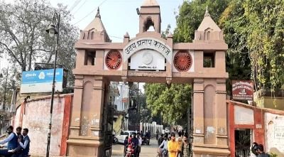 वाराणसी3दिसम्बर24**ये है वाराणसी का उदय प्रताप कॉलेज। 100 एकड़ में फैला है। इसमें एक मस्जिद और मजार भी है
