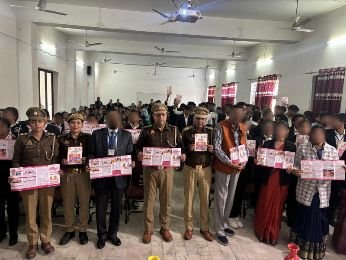 सहारनपुर3दिसम्बर24*मिशन शक्ति अभियान फेज़-5 के तहत छात्राओं को एंटी रोमियो टीम सब इंस्पेक्टर दीक्षा कुमारी द्वारा दी गई विभिन्न जानकारियां*