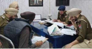 पंजाब4दिसम्बर24*डीएसपी सुखविंद्र सिंह बराड़ ने थाना सिटी नं.1 में पुलिस कर्मचारियों के साथ की मीटिंग