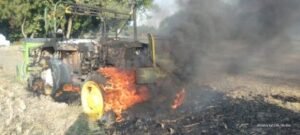 रायबरेली05दिसम्बर24*गेहूं की बुवाई करते समय ट्रैक्टर में लगी आग और टैक्टर जलकर हुआ खाक