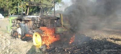 रायबरेली05दिसम्बर24*गेहूं की बुवाई करते समय ट्रैक्टर में लगी आग और टैक्टर जलकर हुआ खाक