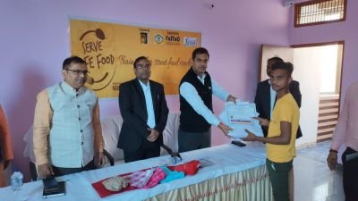 अयोध्या5दिसम्बर24* नेस्ले कंपनी द्वारा स्ट्रीटफूट वेंडर्स को दिया गया प्रशिक्षण और सेफ्टी किट 