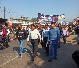 गोरखपुर05दिसम्बर24*एक मुफ्त समाधान योजना के तहत आम उपभोक्ताओं को जागरूक करने के लिए भटहट बाजार में विशाल रैली निकाली गई ।