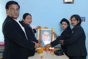 अलीगढ़06दिसम्बर24*बाबा साहब अंबेडकर के महानिर्वाण दिवस पर कचहरी में बाबा साहब के चित्र पर माल्यार्पण कर मनाया