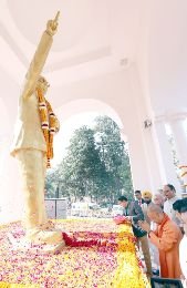 लखनऊ06दिसम्बर24*भारत रत्न' बाबा साहब डॉ. भीमराव आंबेडकर जी के महापरिनिर्वाण दिवस पर मुख्यमंत्री योगी जी ने पुष्पांजलि अर्पित की