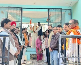 मुगलसराय06दिसम्बर24*बाबा साहब के महा परिनिर्वाण दिवस पर कांग्रेसजनों ने पुष्पांजलि अर्पित की।