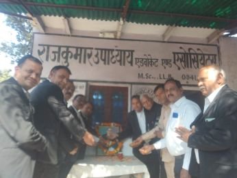 मथुरा06दिसम्बर24*कलेक्ट्रेड के अधिवक्ताओ ने मिल कर महापरिनिर्वाण दिवस मनाया।