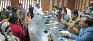 कौशाम्बी07दिसम्बर24*आशा ऑगनबाड़ी कार्यकत्रियों का हौंसला बढ़ाते हुए मातृ शिशु मृत्यु दर कैसे कम करना है