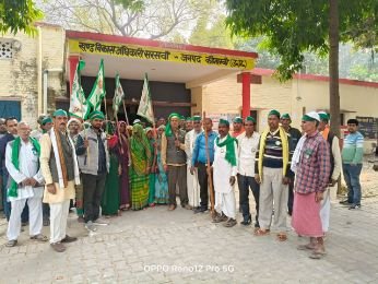 कौशाम्बी09दिसम्बर24*किसानों के साथ दोहरे मापदंड का व्यवहार कर रही है सरकार*