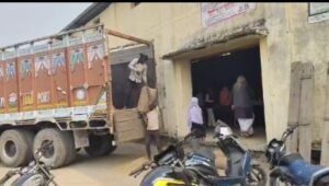 कौशाम्बी09दिसम्बर24*धान केंद्र में किसान परेशान व्यापारियों की हो रही तौल*