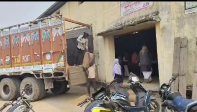 कौशाम्बी09दिसम्बर24*धान केंद्र में किसान परेशान व्यापारियों की हो रही तौल*