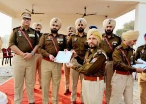 पंजाब09दिसम्बर24*ईमानदारी से काम करने के लिये एसएसपी के रीडर सुभाष को सम्मानित किया