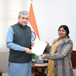 गाजीपुर09दिसम्बर24*राज्यसभा सांसद संगीता बलवंत ने ट्रेनों के ठहराव के लिए रेल मंत्री को सौंपा पत्रक।