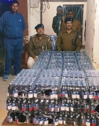 पूर्णिया बिहार 14 दिसंबर24*अवैध कोडिन युक्त कफ सिरप एवं शराब बरामद अभियुक्त गिरफ्तार ।
