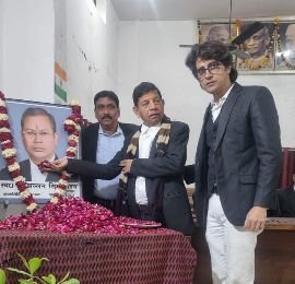 बाराबंकी13दिसम्बर24*प्रथम पुण्यतिथि पर अधिवक्ता के चित्र का अनावरण