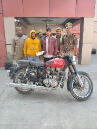 मथुरा 13 दिसंबर 2024* 02 अभियुक्तों को चोरी की मोटर साइकिल फर्जी नम्बर प्लेट के साथ किया गिरफ्तार ।*
