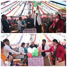 मथुरा15दिसम्बर24* गुब्बारे उड़ाकर कार्यक्रम का शुभारंभ करते हुए जिला पंचायत अध्यक्ष किशन चौधरी