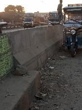 अयोध्या16दिसम्बर24*भेलसर ओवरब्रिज के बगल दीवाल निर्माण होने से आम जनता को हो रही परेशानी