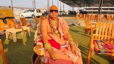 प्रयागराज16दिसम्बर24*विश्व के सबसे बड़े धार्मिक आयोजन महाकुंभ में अनोखे अंदाज में पर्यावरण बाबा,हीरे की घड़ी,सोने का हार और दस कंगन*