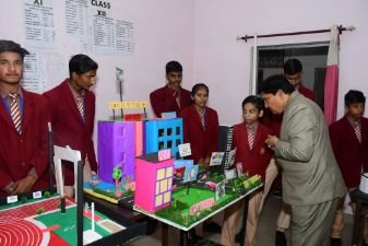 रायबरेली16दिसम्बर24*महावीर स्टडी इस्टेट सीनियर सेकेंडरी कॉलेज में विज्ञान प्रदर्शनी का किया गया आयोजन