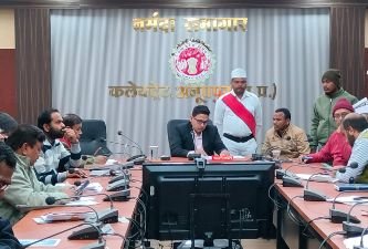 अनूपपुर17दिसम्बर24*हर मंगलवार को जनसुनवाई में कलेक्टर हर्षल पंचोली अपने बगल में बैठा कर लोगों की सुनते हैं समस्या,