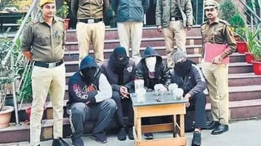 दिल्ली18दिसम्बर24*मुर्गे की तरह बिठाया, 25 लाख रिश्वत मांगी; दिल्ली में फर्जी पुलिसकर्मियों ने छात्रों के फ्लैट पर डाली रेड