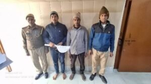 मथुरा22दिसम्बर2024*हत्या के प्रयास में दो अभियुक्तगण को मय घटना मे प्रयुक्त फरसा के साथ किया गिरफ्तार।*