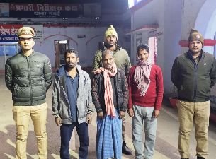 अयोध्या25दिसम्बर24*थाना मवई पुलिस ने जुआ खेल रहे तीन अभियुक्तों को ताश के पत्ते व रूपये आदि के साथ किया गिरफ्तार अयोध्या25दिसम्बर24*थाना मवई पुलिस ने जुआ खेल रहे तीन अभियुक्तों को ताश के पत्ते व रूपये आदि के साथ किया गिरफ्तार