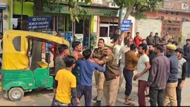 कौशांबी26दिसम्बर24*गंभीर धाराओं के आरोपियों ने सड़क पर खींचकर दुकानदार को बेरहमी से पीटा* कौशांबी26दिसम्बर24*गंभीर धाराओं के आरोपियों ने सड़क पर खींचकर दुकानदार को बेरहमी से पीटा*