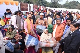 अयोध्या26दिसम्बर24*विधायक ने गरीबों और जरूरतमंदों को वितरित किए कबंल अयोध्या26दिसम्बर24*विधायक ने गरीबों और जरूरतमंदों को वितरित किए कबंल