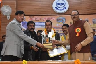 लखनऊ26दिसम्बर24*वरिष्ठ पत्रकार राज मुख्यालय मान्यता प्राप्त कोषाध्यक्ष आलोक त्रिपाठी को अटल सम्मान से सम्मानित किया गया। लखनऊ26दिसम्बर24*वरिष्ठ पत्रकार राज मुख्यालय मान्यता प्राप्त कोषाध्यक्ष आलोक त्रिपाठी को अटल सम्मान से सम्मानित किया गया।