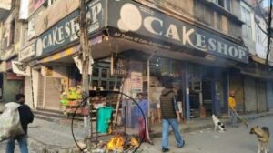 पंजाब26दिसम्बर24*दुकानदार ने डस्टबीन को आग लगाकर हाथ सेके