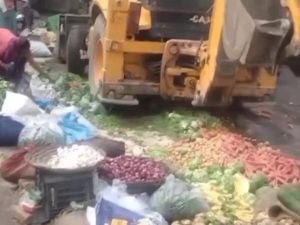 झाँसी28दिसम्बर24*गरीब सब्जी वालों पर ही बुलडोजर चलाने वाले अधिकारी और कर्मचारियों पर योगी सरकार हुई सख्त।