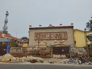 प्रयागराज29दिसम्बर24*हिन्दी साहित्य सम्मेलन के सामने व्यापक गंदगी