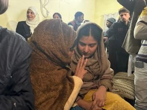 सम्भल30दिसम्बर24*संभल हिंसा के पीड़ित परिवारों को सपा ने दिए 5-5 लाख रुपये, डेलीगेशन ने सौंपे चेक सम्भल30दिसम्बर24*संभल हिंसा के पीड़ित परिवारों को सपा ने दिए 5-5 लाख रुपये, डेलीगेशन ने सौंपे चेक