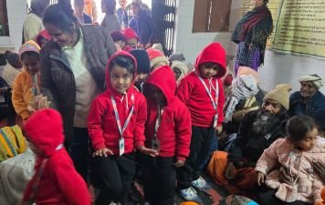 कौशांबी30दिसम्बर24*विद्यालय के बच्चों ने बुजुर्गों के बीच वितरित किया कंबल व मोजा*