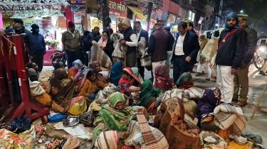 मिर्जापुर:31 दिसम्बर 24 *जिलाधिकारी द्वारा कंबल वितरण*