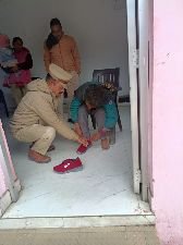 रायबरेली31दिसम्बर24*एस आई दिनेश सिंह ने जूता पहना कर दिखाई दरिया दिली। रायबरेली31दिसम्बर24*एस आई दिनेश सिंह ने जूता पहना कर दिखाई दरिया दिली।