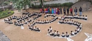 कौशांबी31दिसम्बर24*नए वर्ष 2025 की पूर्व संध्या पर स्कूली बच्चों ने मानव श्रृंखला बनाकर नव वर्ष का किया स्वागत*