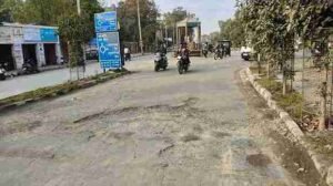 पंजाब २४ दिसम्ड़बर २०२४*सड़क पर बने खड्डों से आमजन परेशान, नगर निगम नहीं दे रहा ध्यान