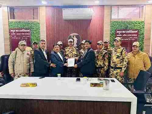 मथुरा २२दिसम्बर २०२४*बार एसोसिएशन के अध्यक्ष प्रदीप कुमार शर्मा ने सुरक्षा बलों को प्रशंसा पत्र दिये।