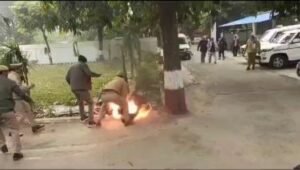 बदायूं01जनवरी25*SSP दफ्तर के गेट पर गुलफाम ने खुद को आग लगाई।