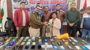 कानपुर नगर01जनवरी25*खोये हुये मोबाइल फोन पाकर खिल उठे लोगों के चेहरे।