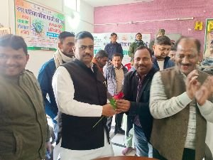 कौशांबी01जनवरी25*नगर पालिका भरवारी में ठंड से बचाव हेतु ट्रैकसूट एवं जूता वितरित*