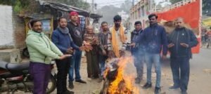 रायबरेली02जनवरी25*उद्योग व्यापार मंडल ने कस्बे के बारह प्रमुख स्थानों पर जलवाए अलाव रायबरेली02जनवरी25*उद्योग व्यापार मंडल ने कस्बे के बारह प्रमुख स्थानों पर जलवाए अलाव